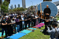 الشيخ أحمد أبو لسان خطيباً لصلاة الجمعة أمام مقبرة الاسعاف بيافا 